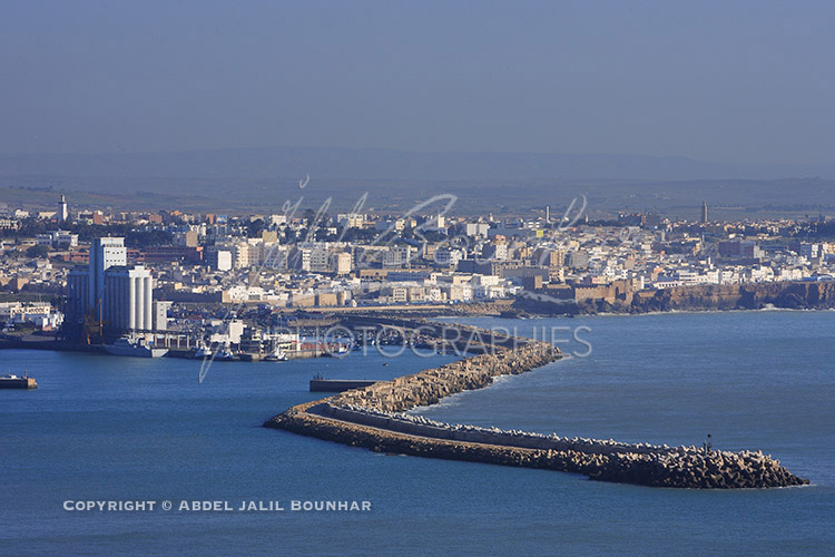 Image du Maroc Professionnelle de  Cette vue sur le port et la médina de Safi, une des plus anciennes villes du Maroc, marquée par la présence des portugais. Elle est la capitale de la région Doukkala-Abda et se situe sur le littoral atlantique, Lundi 26 Février 2007. (Photo / Abdeljalil Bounhar)
